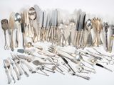 plusieurs types d'argenterie sur la table