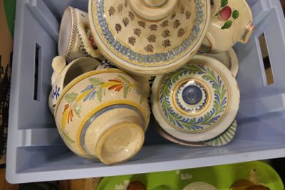 une boîte bleue contenant tout un tas de tasses et de soucoupes