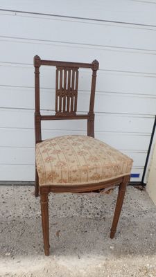 une chaise en bois avec une assise et un coussin posé dessus