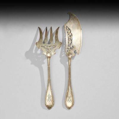 deux fourchettes et une cuillère posées sur une table