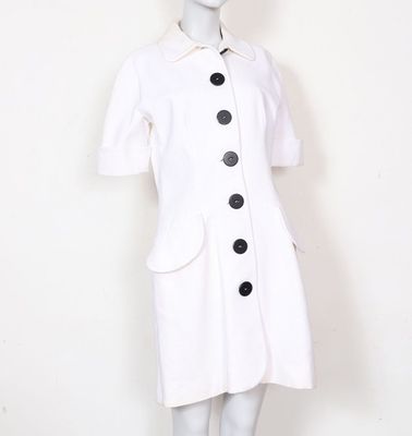 une image d'une robe de mannequin avec des boutons