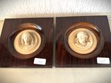 paire de deux plaques en bois sur lesquelles sont représentées deux têtes, celle d'un homme et celle d'une femme