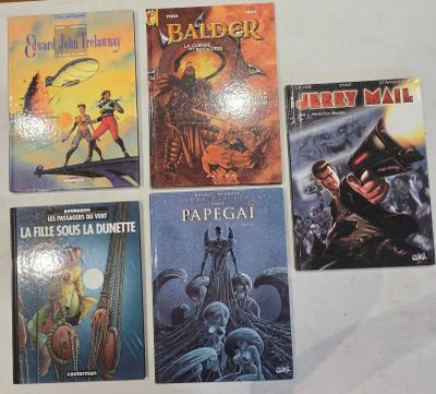 beaucoup de livres sur la table