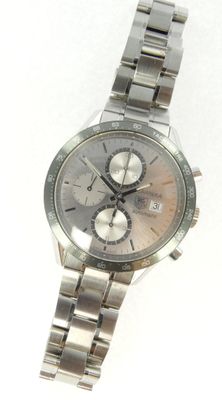 montre-bracelet posée sur une surface blanche, sur fond blanc