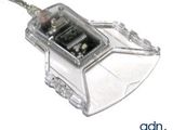une souris d'ordinateur à laquelle est attaché un porte-clés