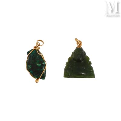 deux pendentifs en jade vert et doré sur fond blanc