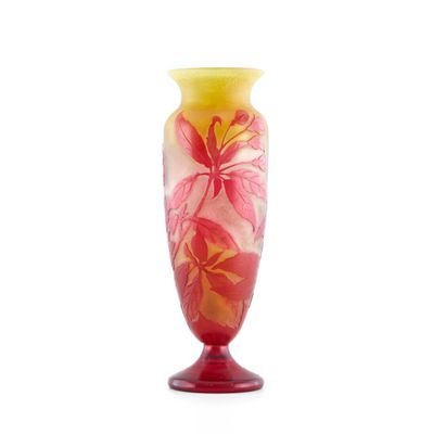 un vase en verre avec un motif rouge et jaune