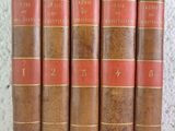 cinq vieux livres sont alignés sur une table