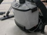 un aspirateur posé sur le sol à côté d'une boîte
