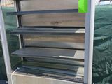 une vitrine métallique sur laquelle est apposé un autocollant vert