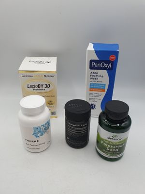 trois flacons de médicaments posés les uns à côté des autres sur une table