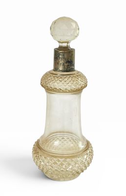 un flacon de parfum ancien en verre, muni d'un bouchon doré et d'un bouchon en verre