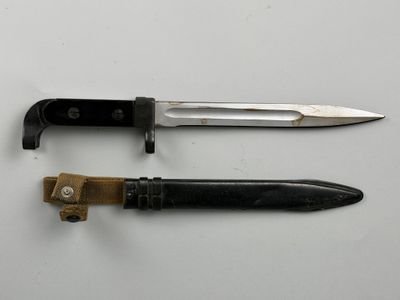 deux types de couteaux différents sur une surface blanche