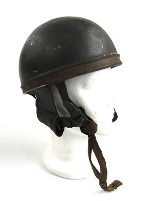 un casque posé sur la tête d'un mannequin, sur une surface blanche
