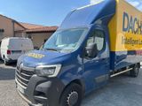 un camion de livraison bleu et jaune garé sur un parking