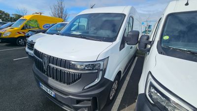 une camionnette blanche garée dans un parking
