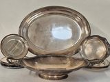 de nombreuses assiettes et bols en argent posés sur une table