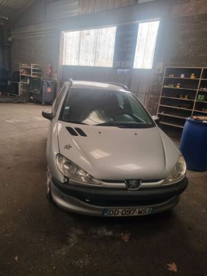 une voiture garée dans le garage d'un immeuble
