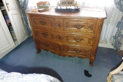 une commode surmontée d'un miroir, placée dans un coin de la pièce