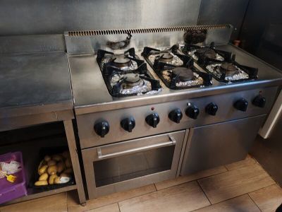 Gazinière six feux, avec four GIRORIK et placard de rangemen…