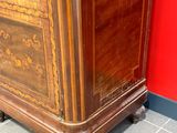 une armoire en bois surmontée d'un miroir