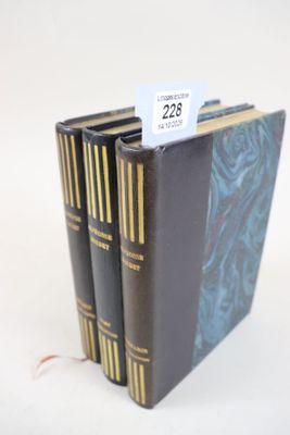 trois livres empilés les uns sur les autres