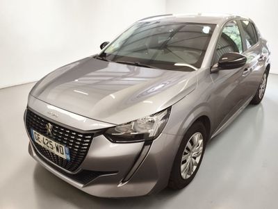 la photo d'une voiture argentée dans une pièce blanche