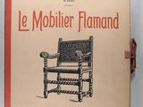 un vieux livre sur lequel est posée l'image d'une chaise