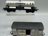 deux wagons exposés sur une étagère transparente
