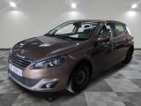 la voiture marron est garée sur un sol en damier dans le garage