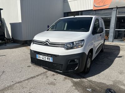 la camionnette blanche est garée devant un bâtiment