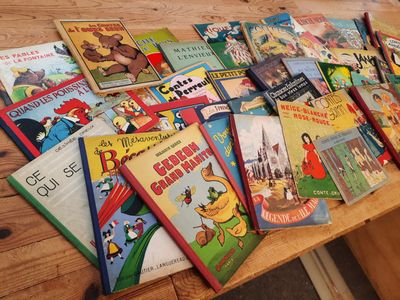 beaucoup de livres pour enfants posés sur une table en bois