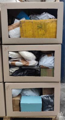 une pile de boîtes empilées les unes sur les autres