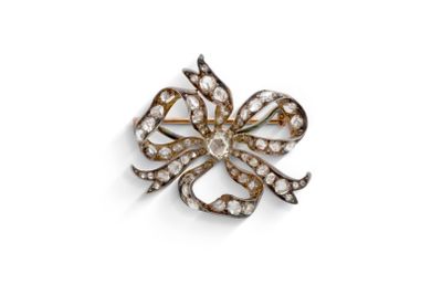 une broche antique en forme de nœud, sertie de diamants
