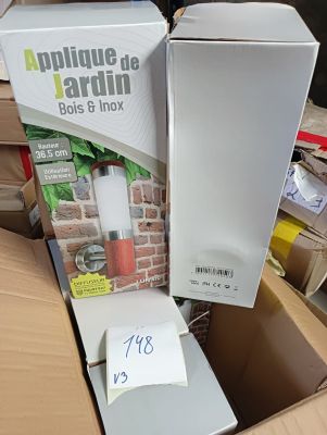 emballage d'un réfrigérateur neuf dans un carton sur lequel est apposée une étiquette de prix