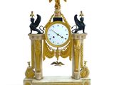 une horloge posée sur une table