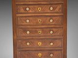 une commode ancienne avec dessus en marbre