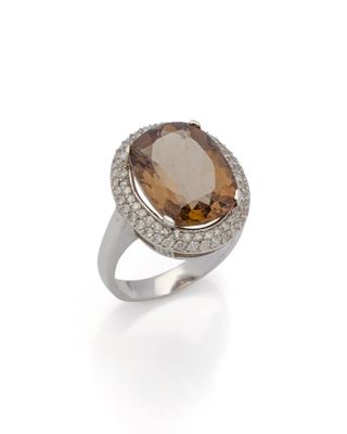 une bague ovale en quartz fumé et diamants