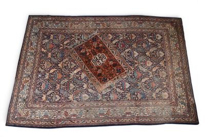 TABRIZ - IRAN TAPIS en laine à fond bleu à décor tapissant d…