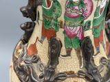 un vase avec l'image d'un homme et d'une femme dessus