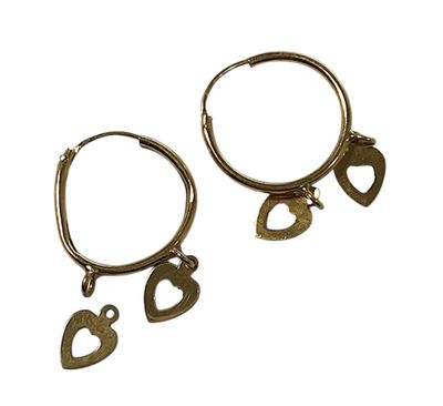 deux paires de boucles d'oreilles créoles en or ornées de pendentifs en forme de cœur