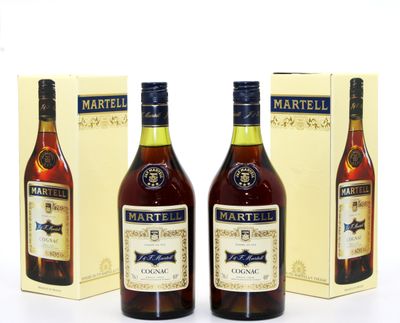 deux bouteilles de brandy Martella et une boîte de vin