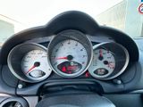 un gros plan du tableau de bord d'une voiture avec ses jauges