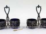 trois couverts avec du verre bleu sur un fond blanc