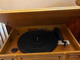 un tourne-disque posé sur une table