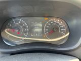 un gros plan du tableau de bord d'une voiture, avec un compteur de vitesse et des jauges