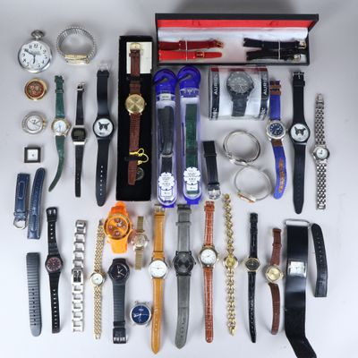 de nombreux modèles de montres disposés sur la table