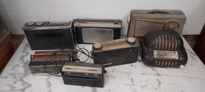 many different types of old fashioned radio on a table