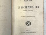 un livre ouvert, muni d'une étiquette, posé sur une table