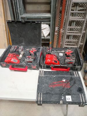 deux outils dans un coffret posé sur une table
